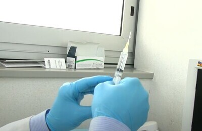 Проведение кодирования Вивитролом в Кондрово Шприц с Вивитролом в руках у врача